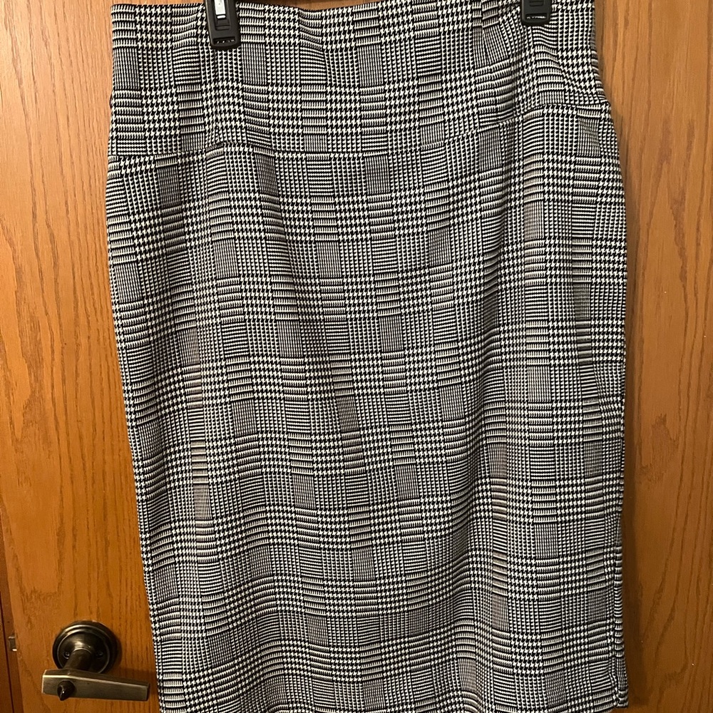 Houndstooth pencil skirt